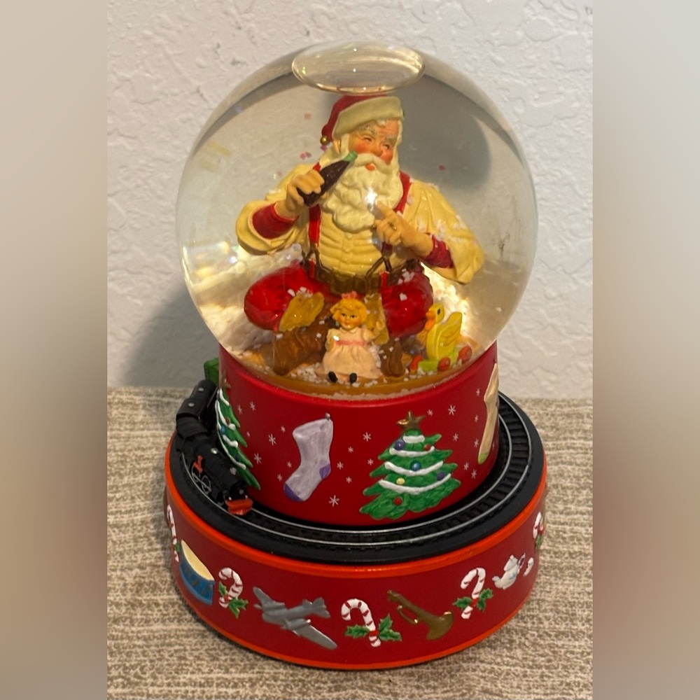 Coca-Cola Santa Christmas Musical Snow Globe 2001 Hallmark Moving Train